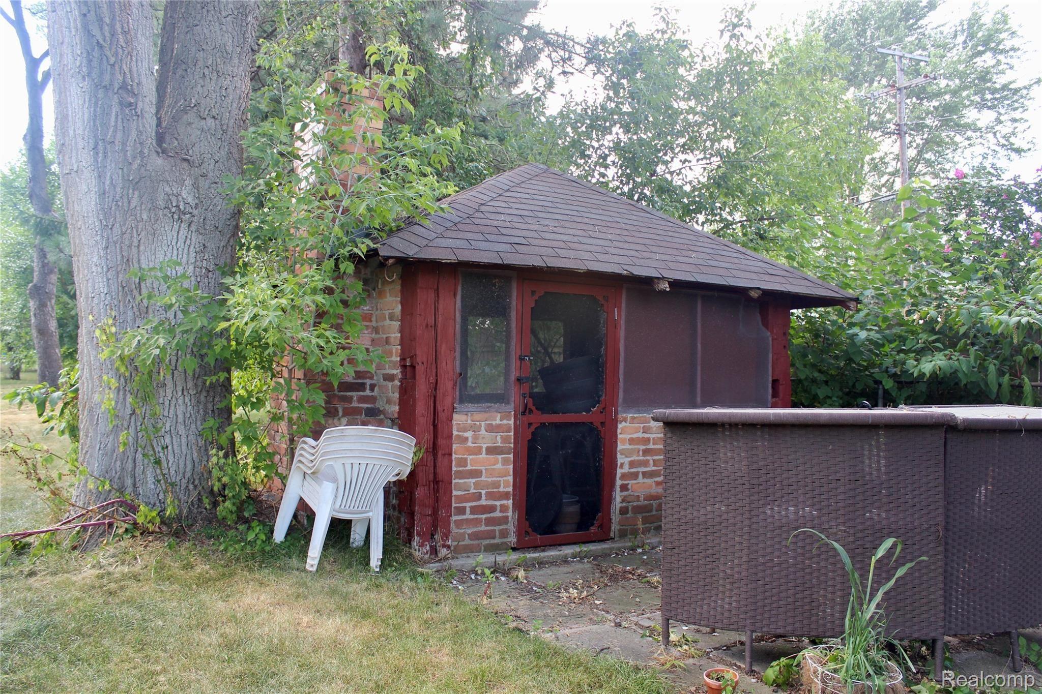36 South Hospital Road Waterford, MI 48327 - Photo 26 of 32 Old Smoke house