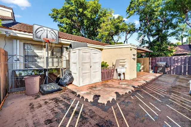 a view of a backyard