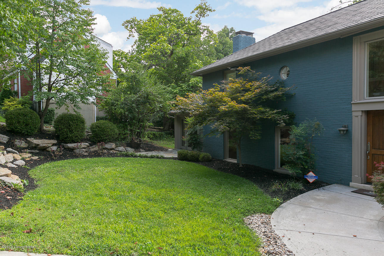 1734 Gresham Road Louisville, KY 40205 - Photo 4 of 35 Front landscaping