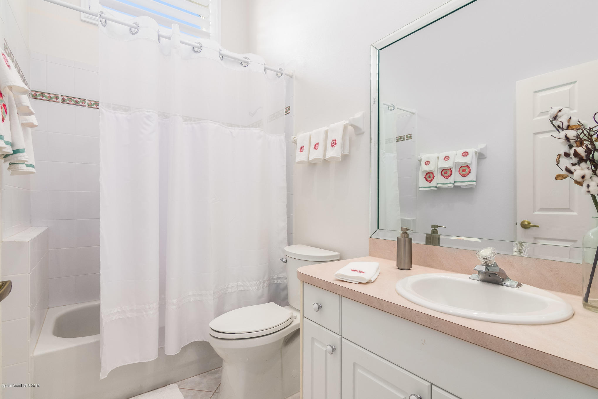 439 Renaissance Avenue Melbourne, FL 32940 - Photo 22 of 33 Guest Bath