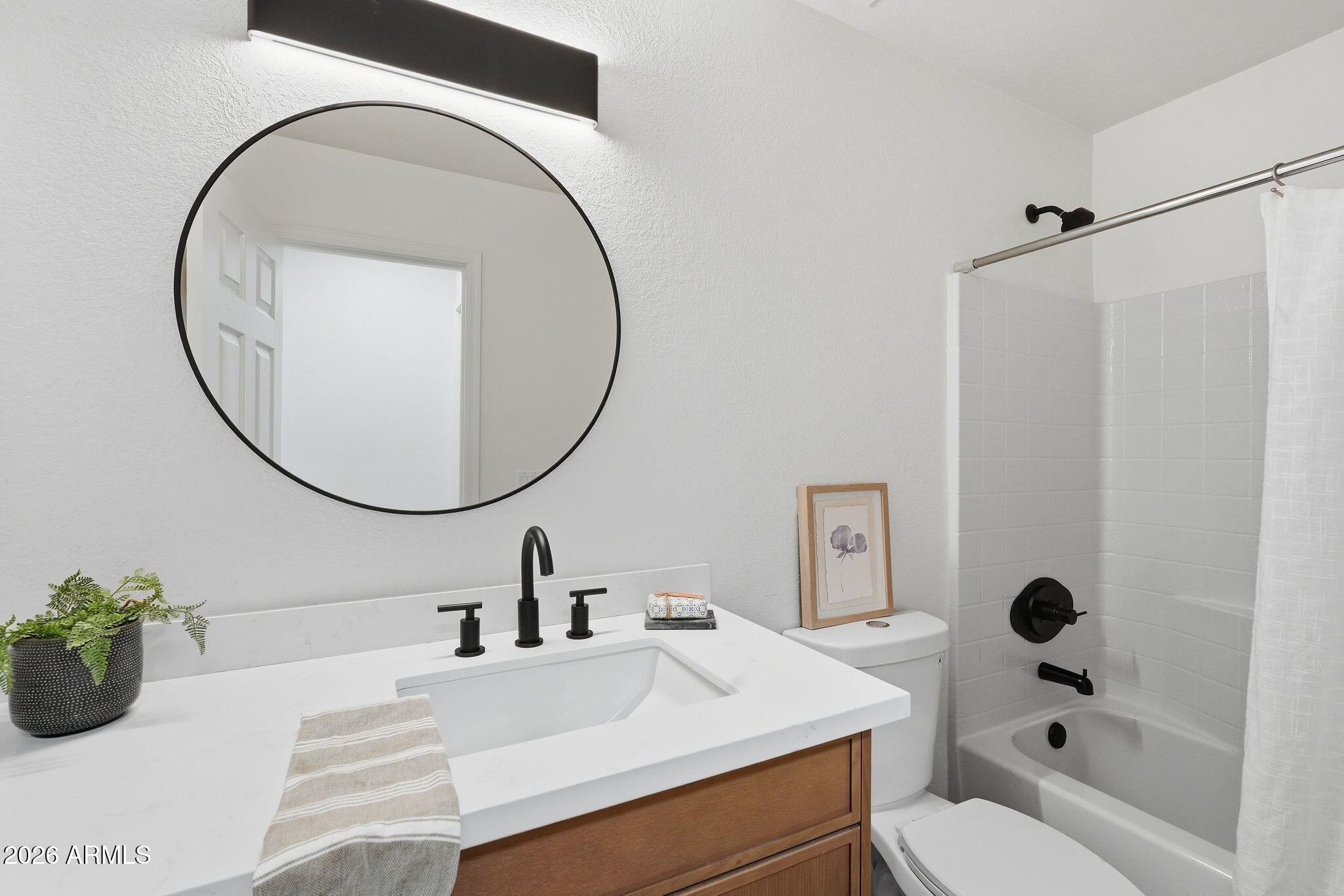 9235 West John Cabot Road Peoria, AZ 85382 - Photo 26 of 33 Hallway Bath
