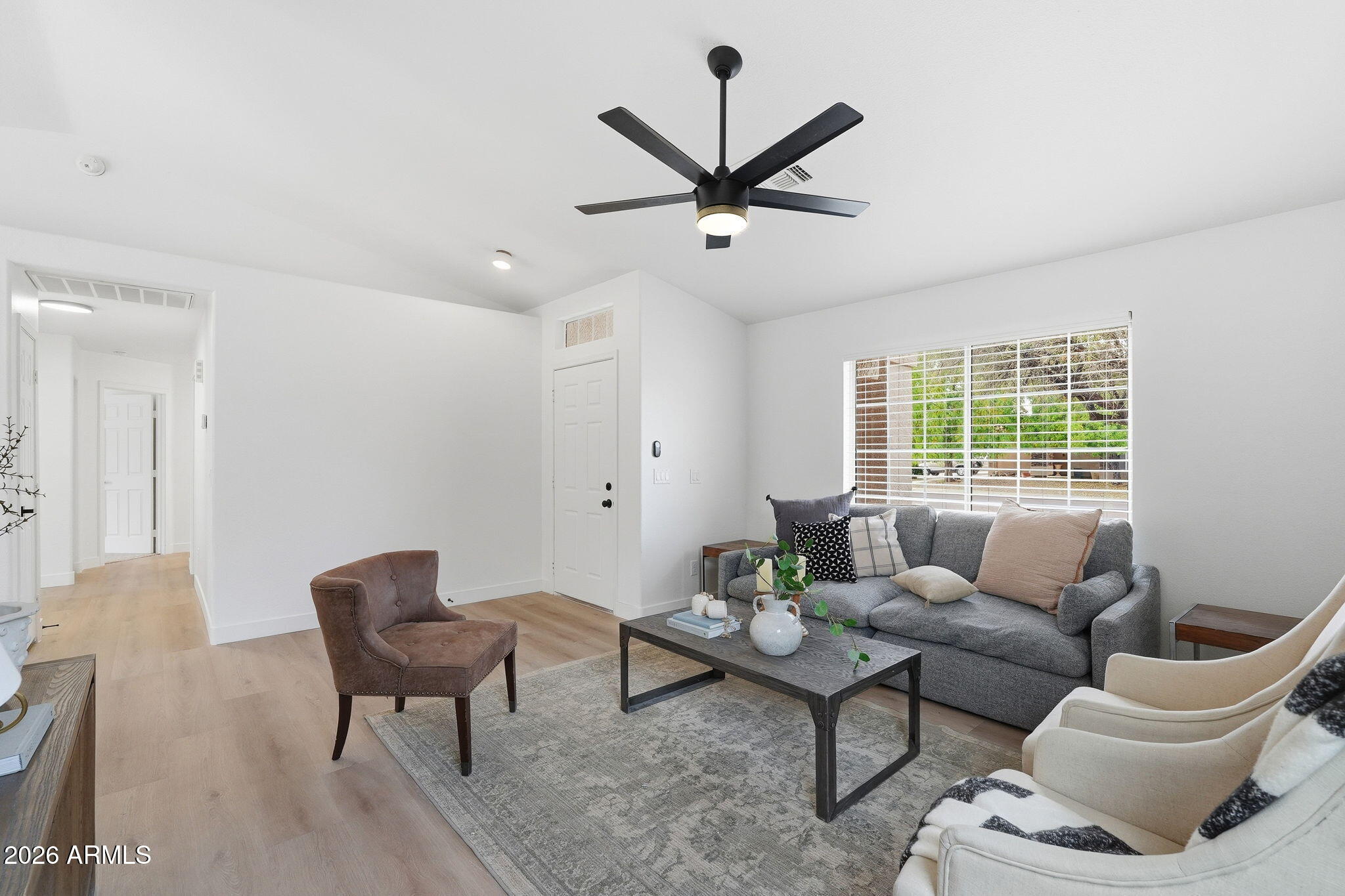 9235 West John Cabot Road Peoria, AZ 85382 - Photo 6 of 33 Living Room