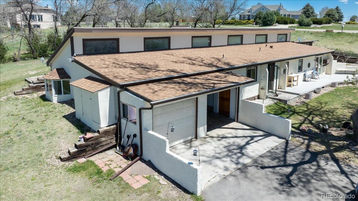 a view of a dinning table and chairs in the patio