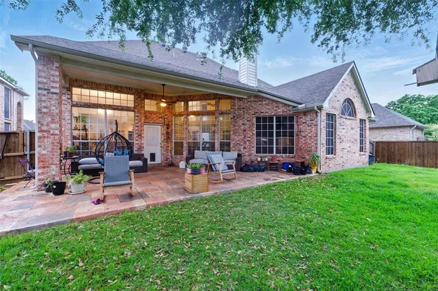 a view of a house with backyard and porch
