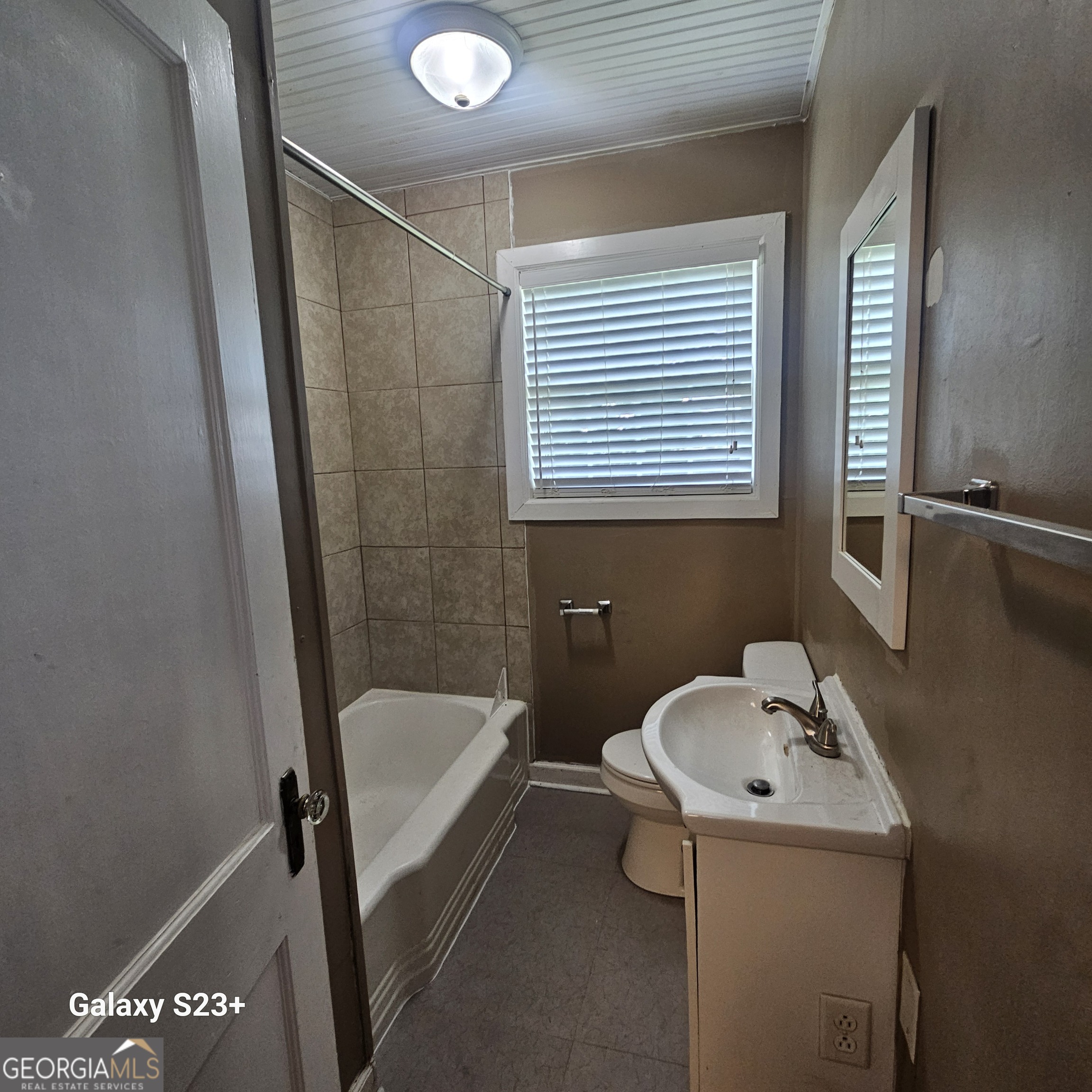 107 East Liberty Street Claxton, GA 30417 - Photo 13 of 29 a bathroom with a sink and a tub