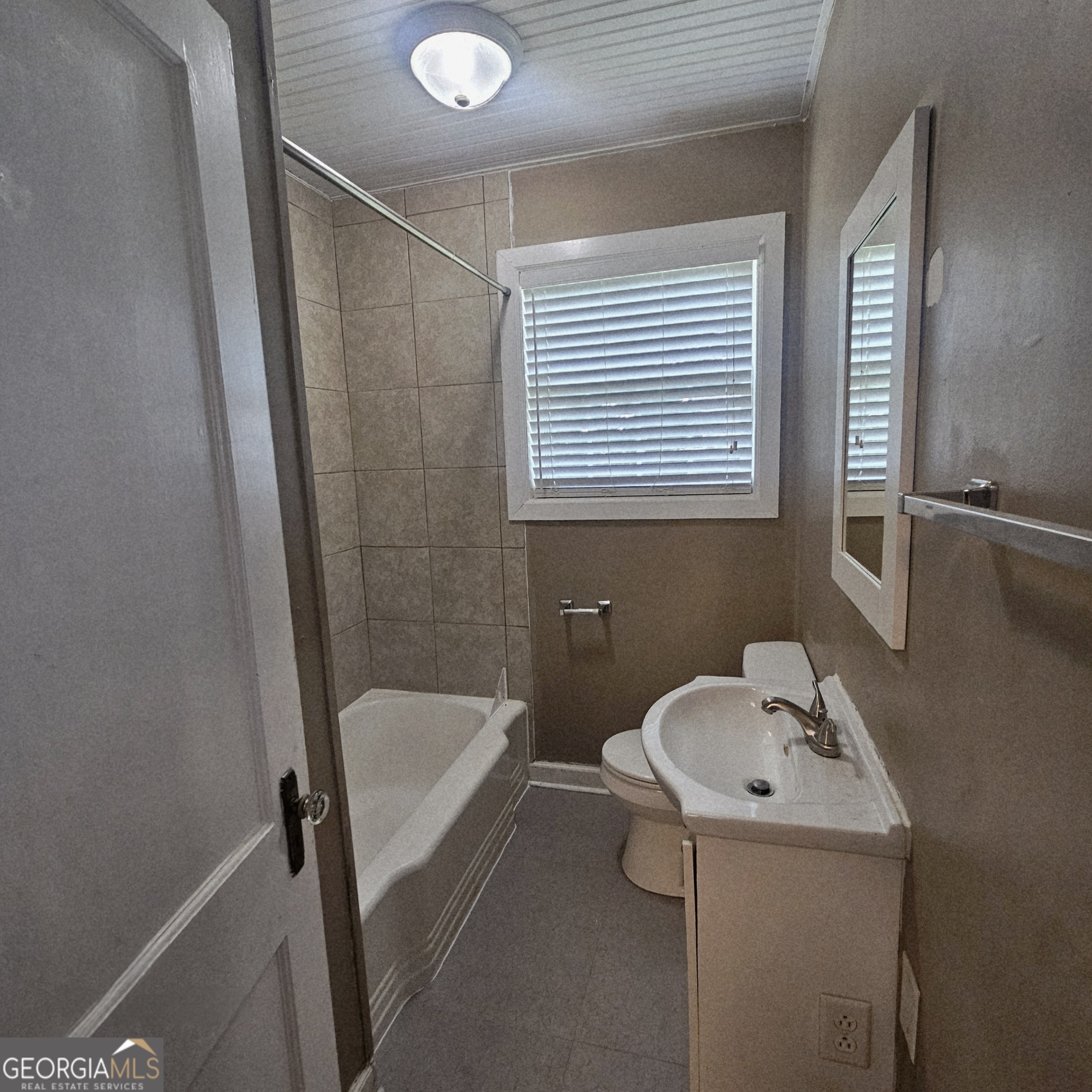 107 East Liberty Street Claxton, GA 30417 - Photo 22 of 29 a bathroom with a sink and a tub
