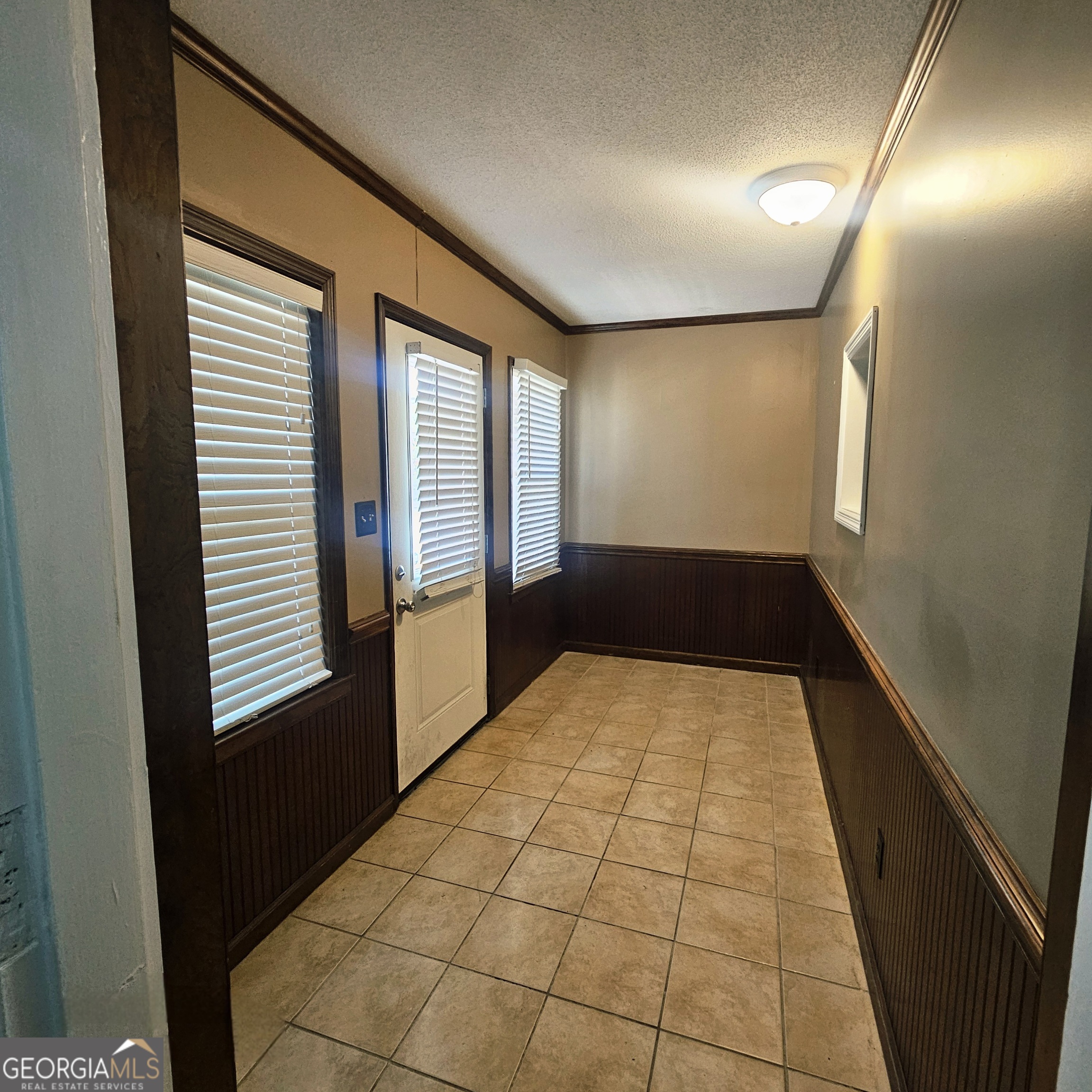 107 East Liberty Street Claxton, GA 30417 - Photo 3 of 29 a view of hallway with windows