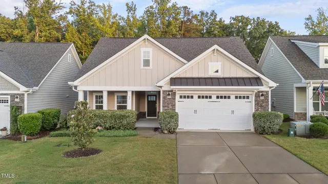 a view of a house with yard and plants