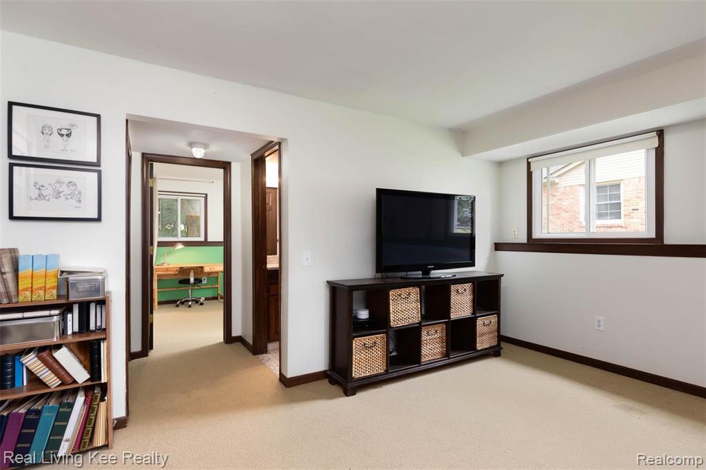 440 Lake Forest Road Rochester Hills, MI 48309 - Photo 22 of 32