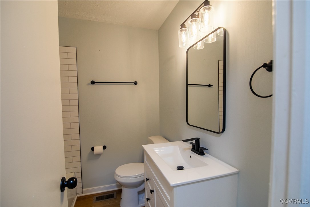 1063 Nash Road Sandston, VA 23150 - Photo 38 of 40 Hallway full bathroom
