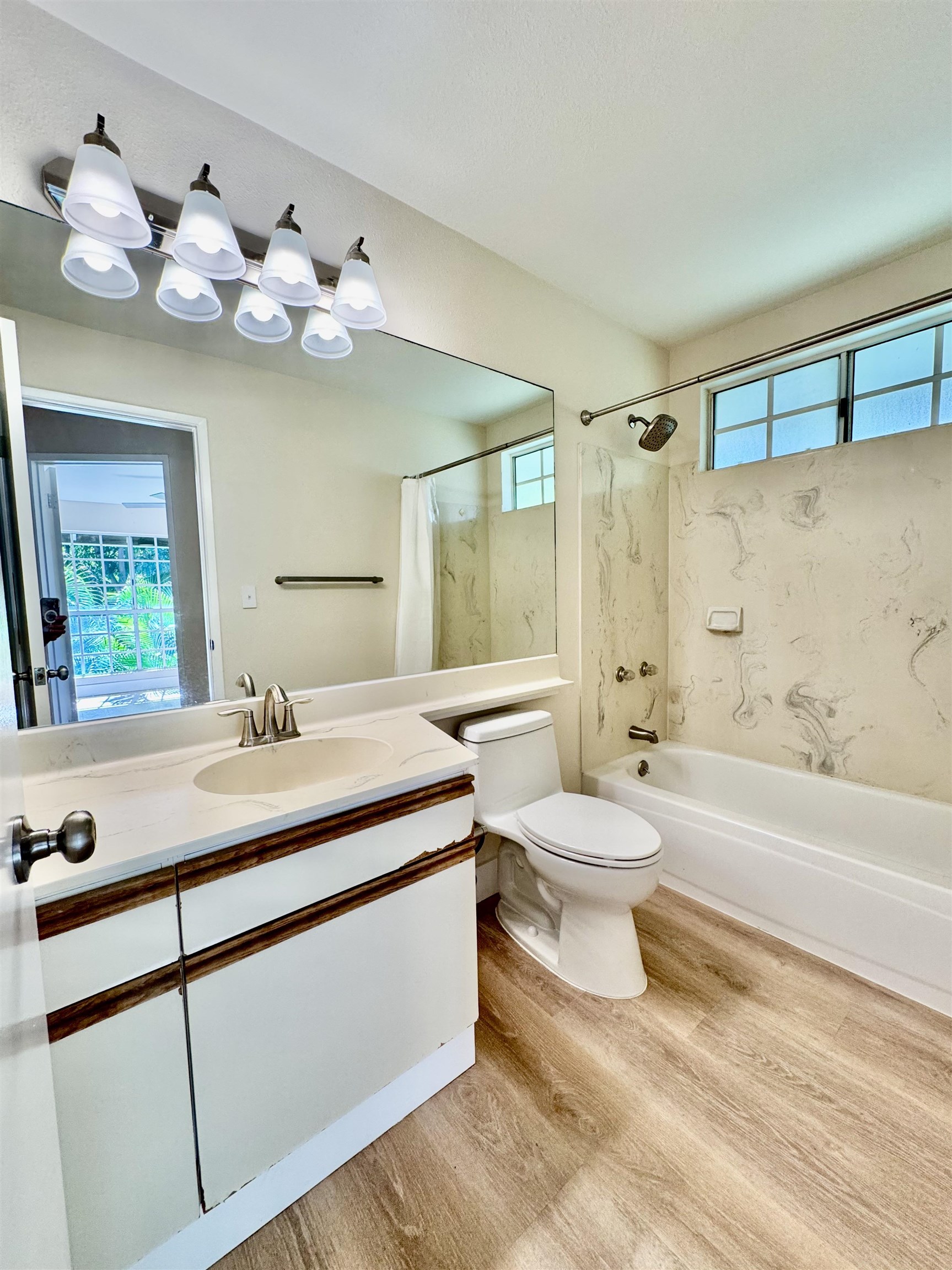 160 Keonekai Road, Unit 13208 Kihei, HI 96753 - Photo 12 of 21 a bathroom with a bathtub a sink and a large mirror