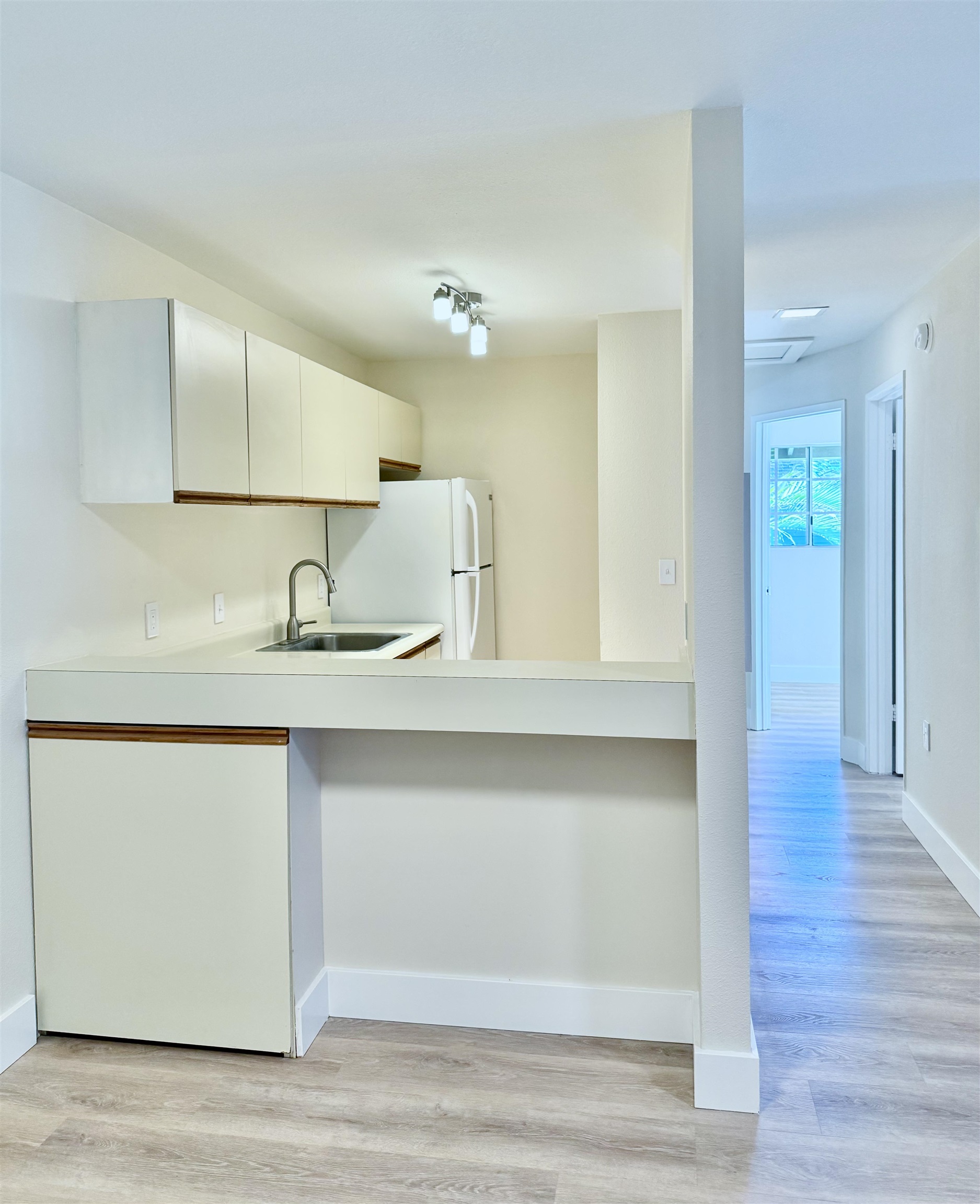 160 Keonekai Road, Unit 13208 Kihei, HI 96753 - Photo 7 of 21 a kitchen with wooden floor