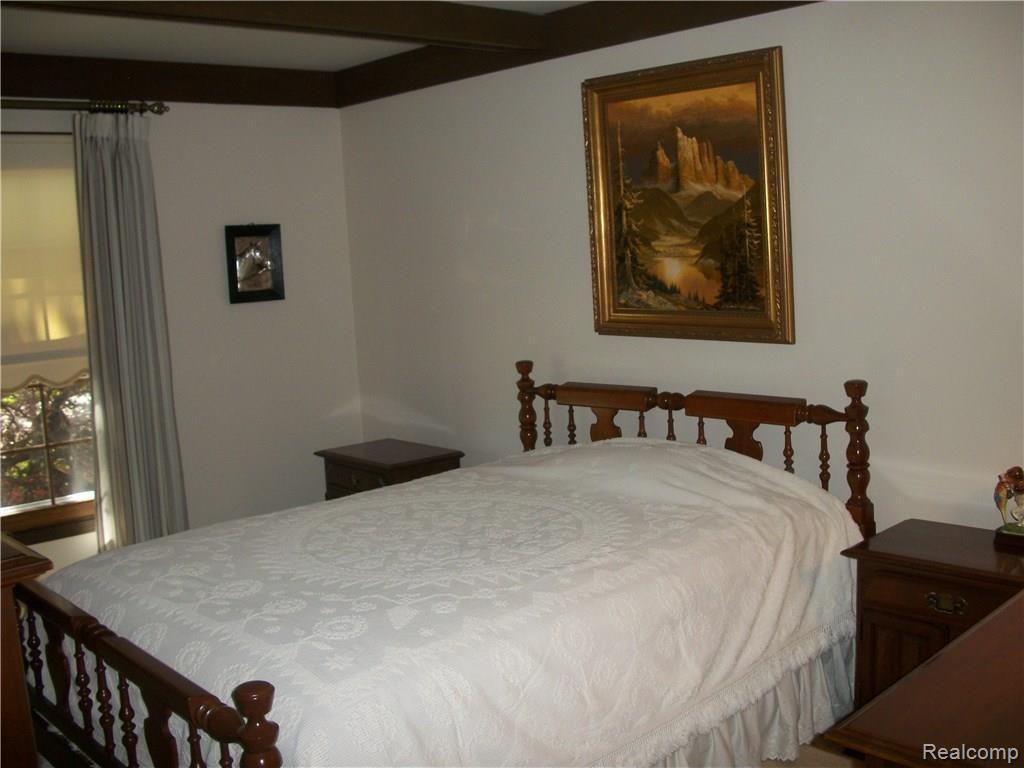 344 Lake Forest Road Rochester Hills, MI 48309 - Photo 7 of 12