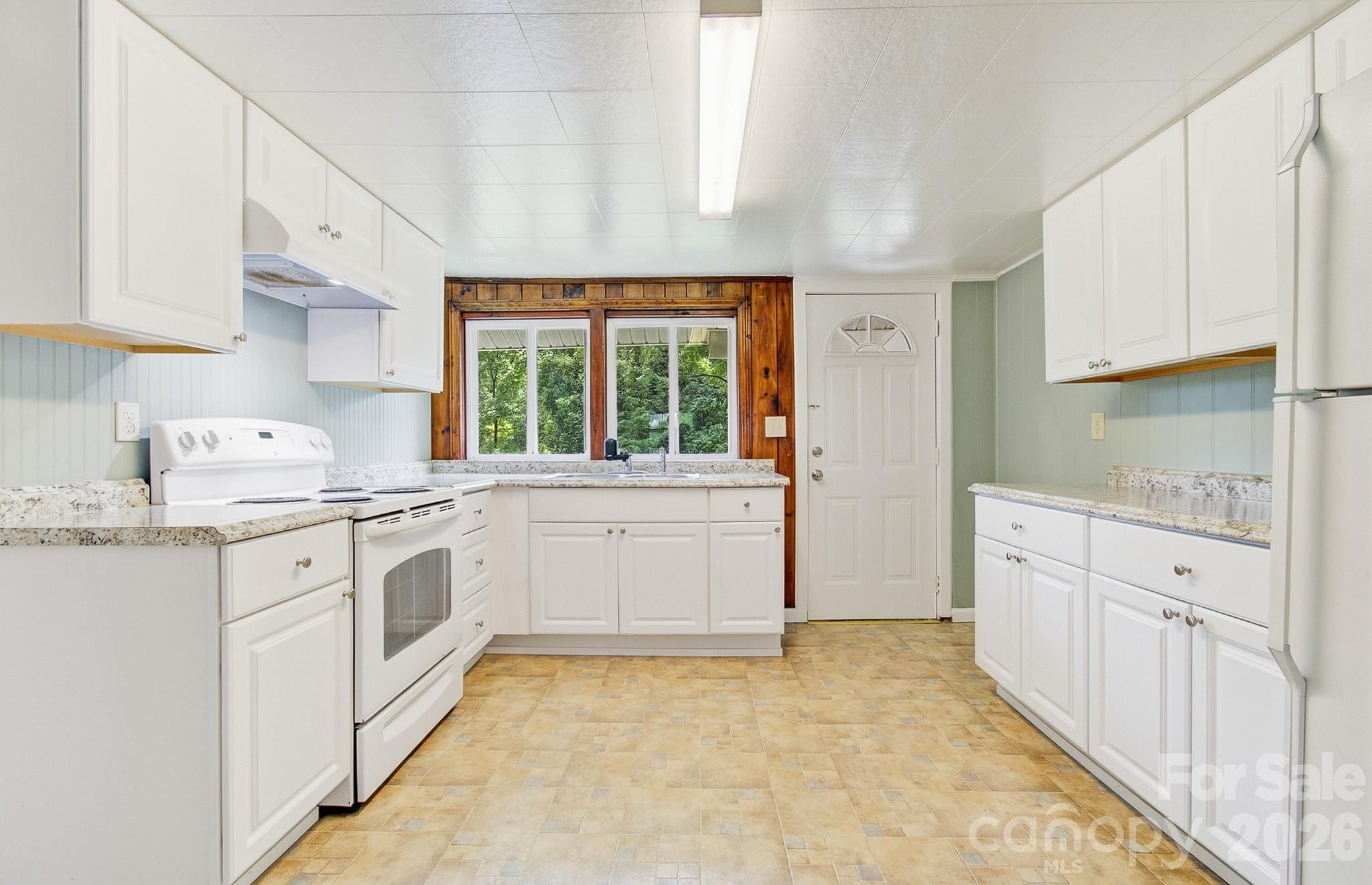438 Loop Road Hendersonville, NC 28792 - Photo 13 of 40