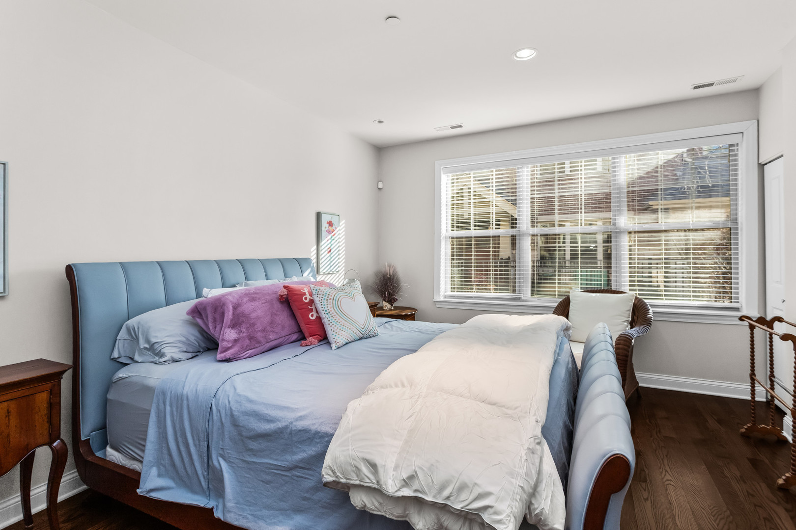 311 South NW Highway, Unit 1 Park Ridge, IL 60068 - Photo 15 of 30 a bedroom with two beds and a large window