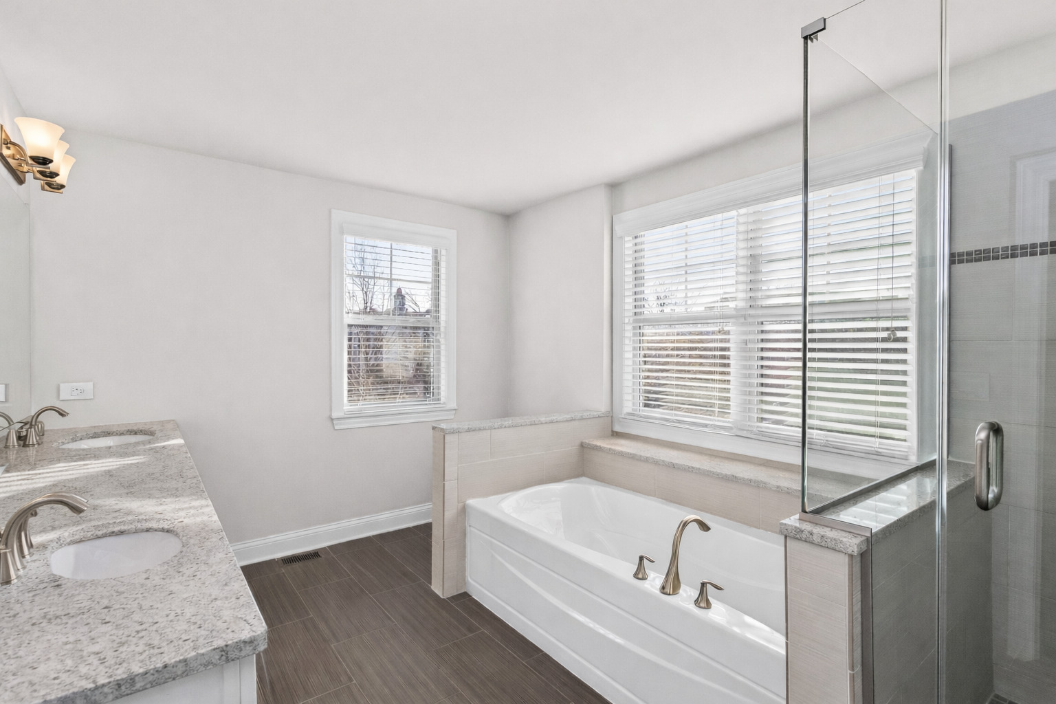 311 South NW Highway, Unit 1 Park Ridge, IL 60068 - Photo 17 of 30 a bathroom with a bathtub and a sink