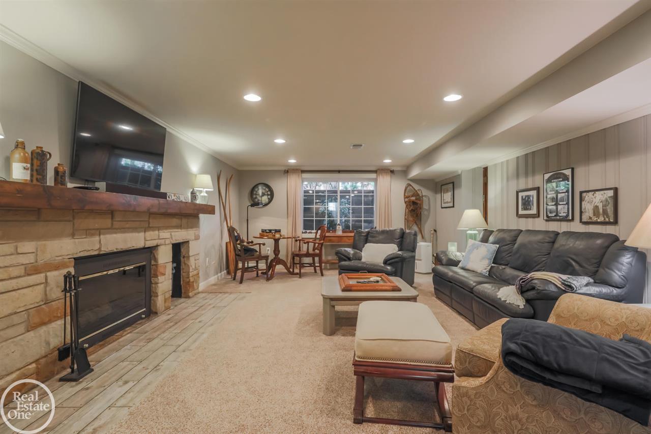 652 Middlesex Road Grosse Pointe, MI 48230 - Photo 50 of 75 50010366-49.JPG
