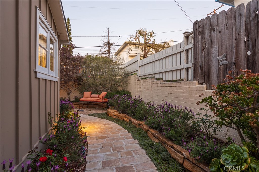 865 Fen Way Laguna Beach, CA 92651 - Photo 20 of 27 a view of a back yard of the house and a chair