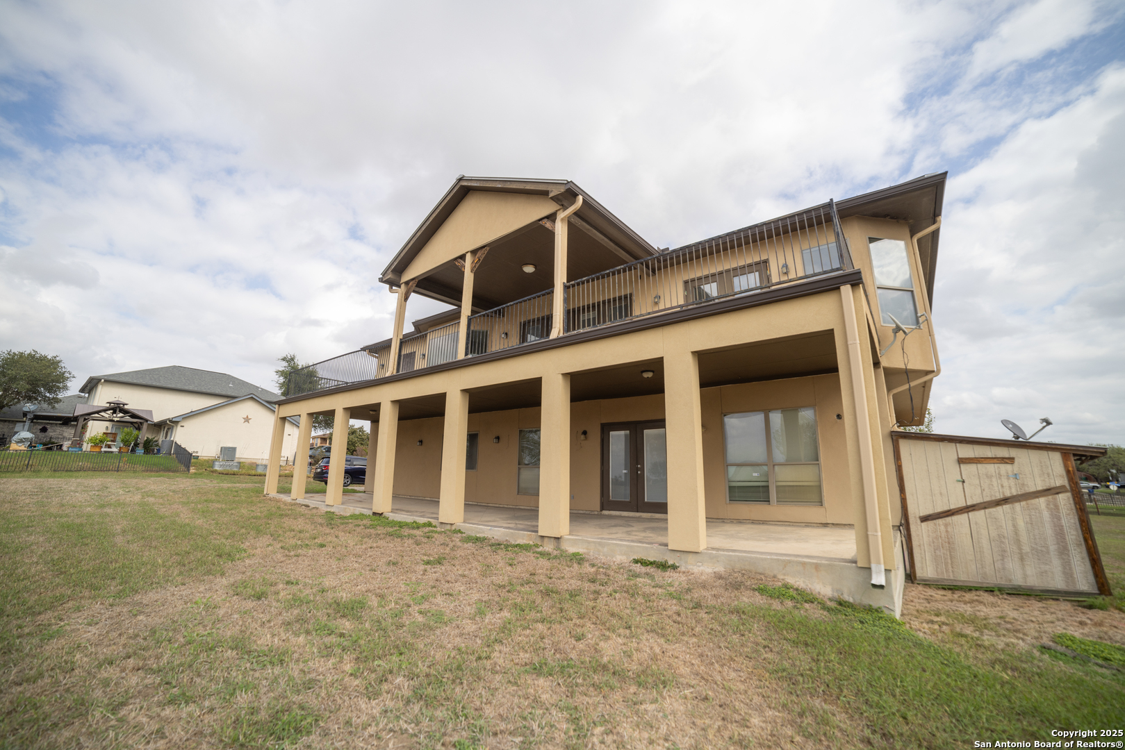 a view of a house with backyard