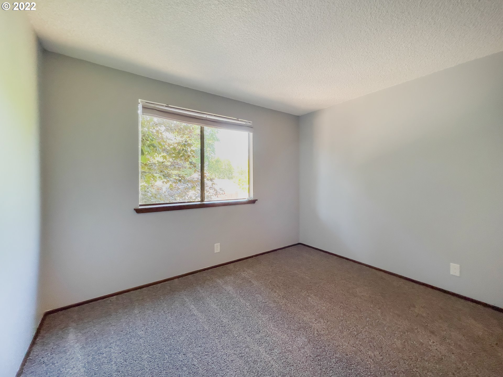 635 71st Street Springfield, OR 97478 - Photo 17 of 31 an empty room with a window