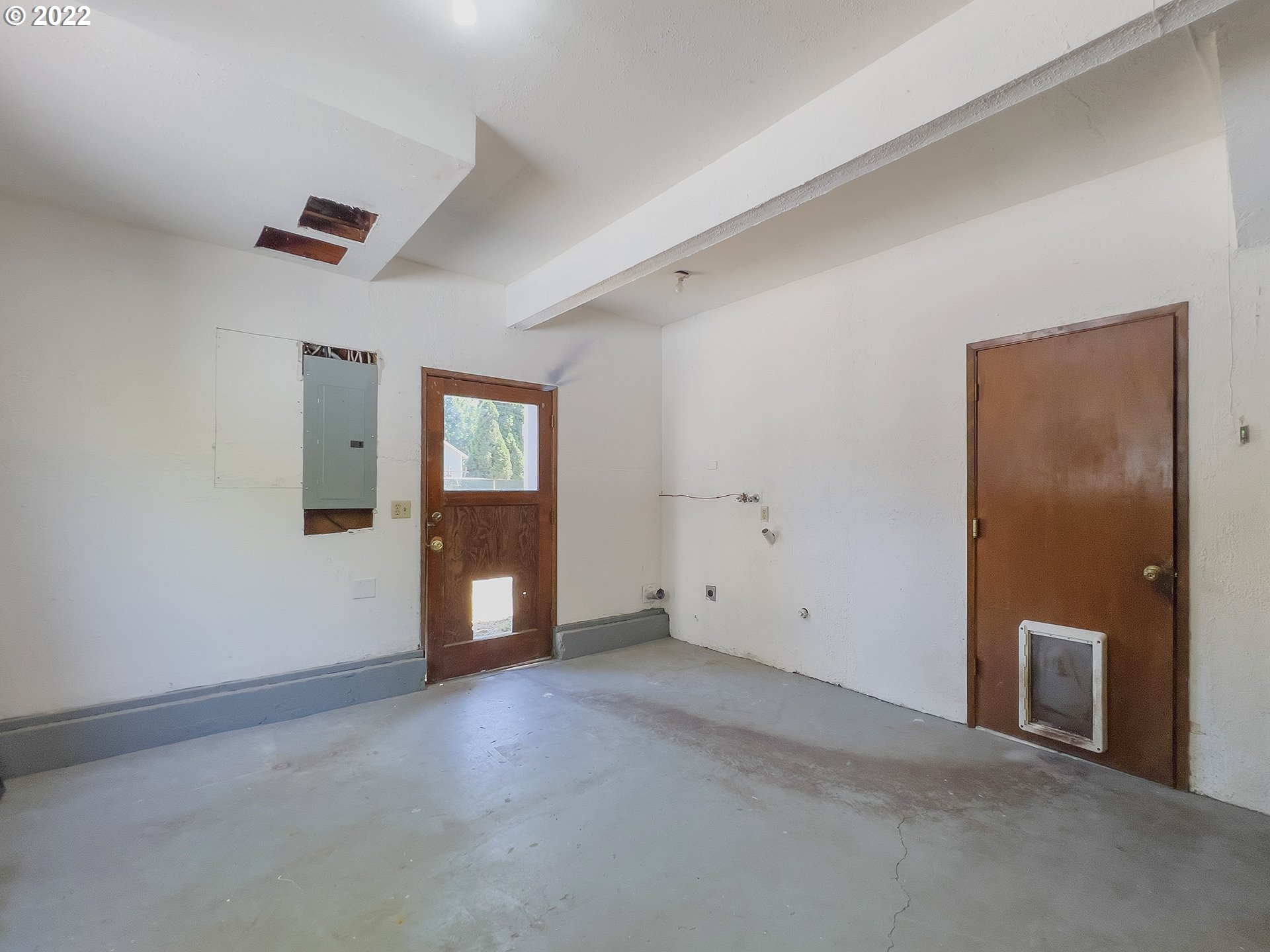 635 71st Street Springfield, OR 97478 - Photo 21 of 31 an empty room with windows and closet