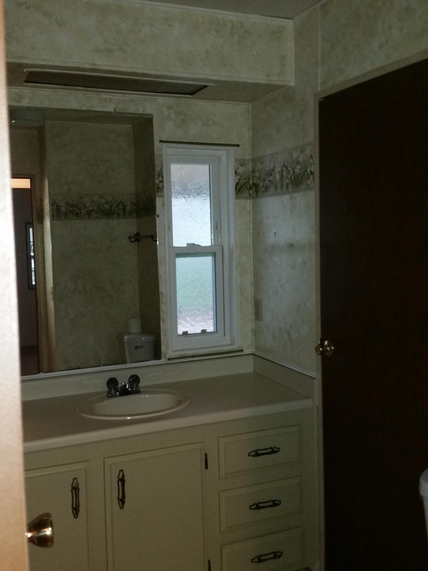 2006 Eagle Nest Road Redding, CA 96003 - Photo 15 of 35 Guest Bath