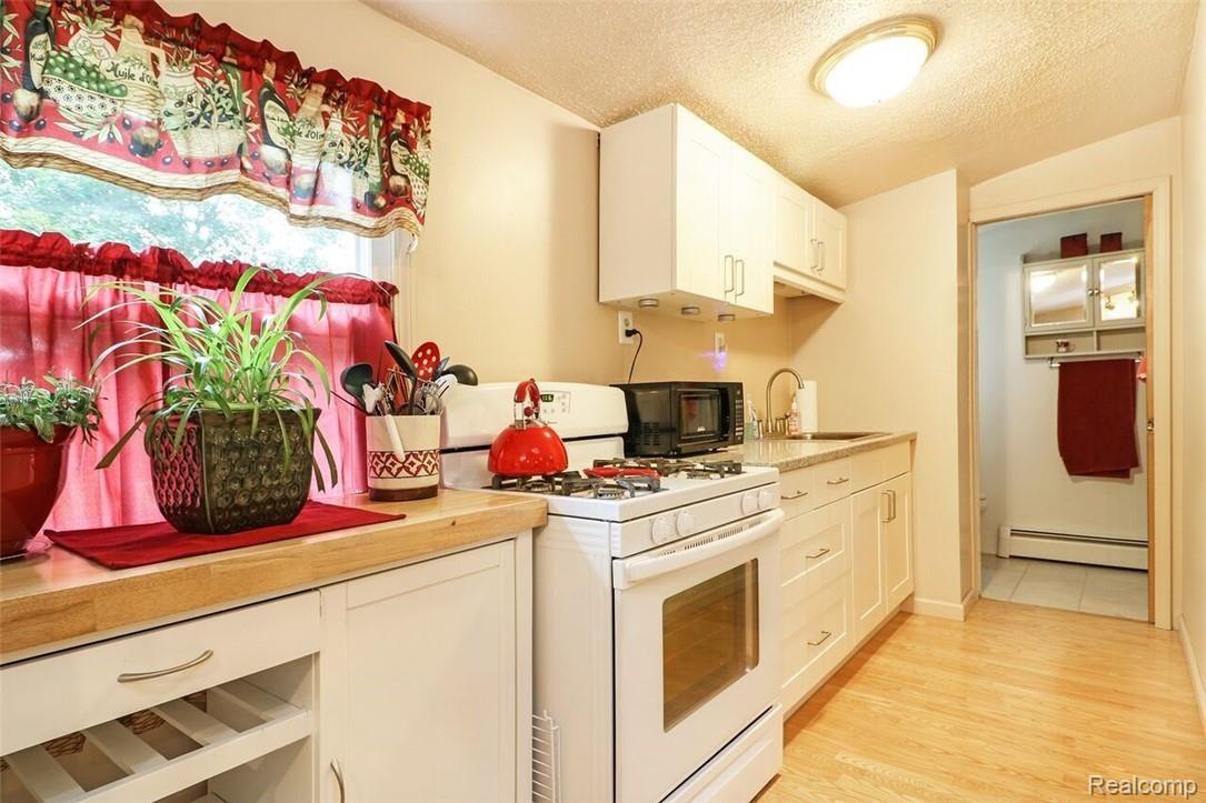 13450 Lenmoore Road Belleville, MI 48111 - Photo 23 of 38 Second Floor Kitchen