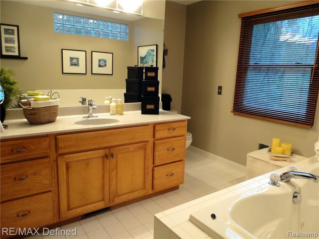 7675 Woodview Road Clarkston, MI 48348 - Photo 24 of 40 master bath.jpg