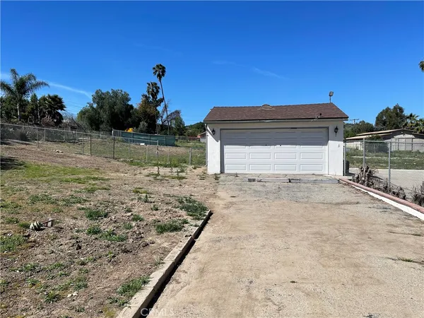a view of a yard with an house