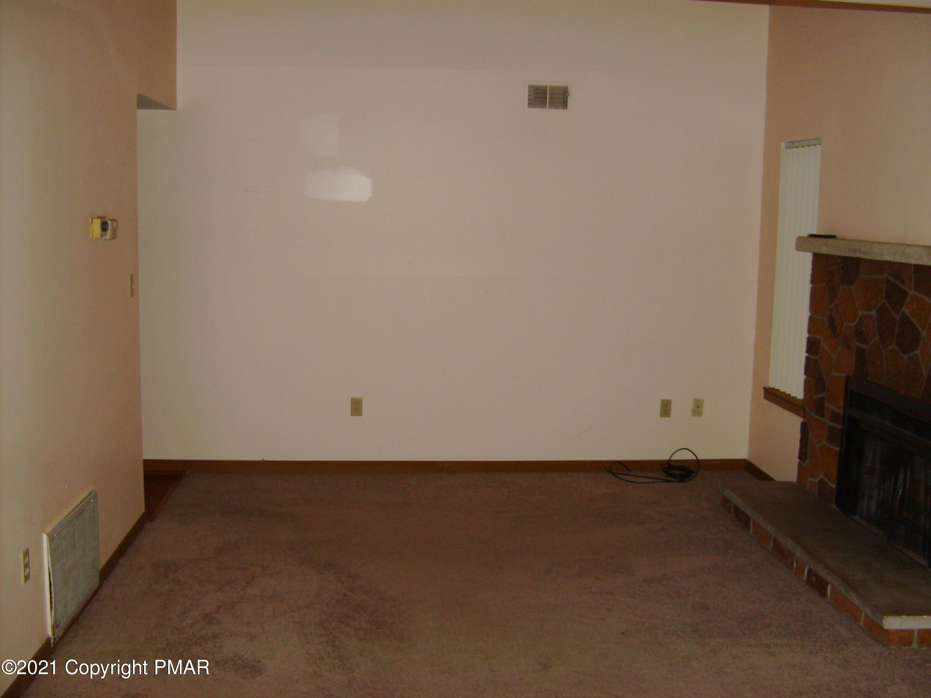 335 Crewe Court Bushkill, PA 18324 - Photo 8 of 29 Living Room