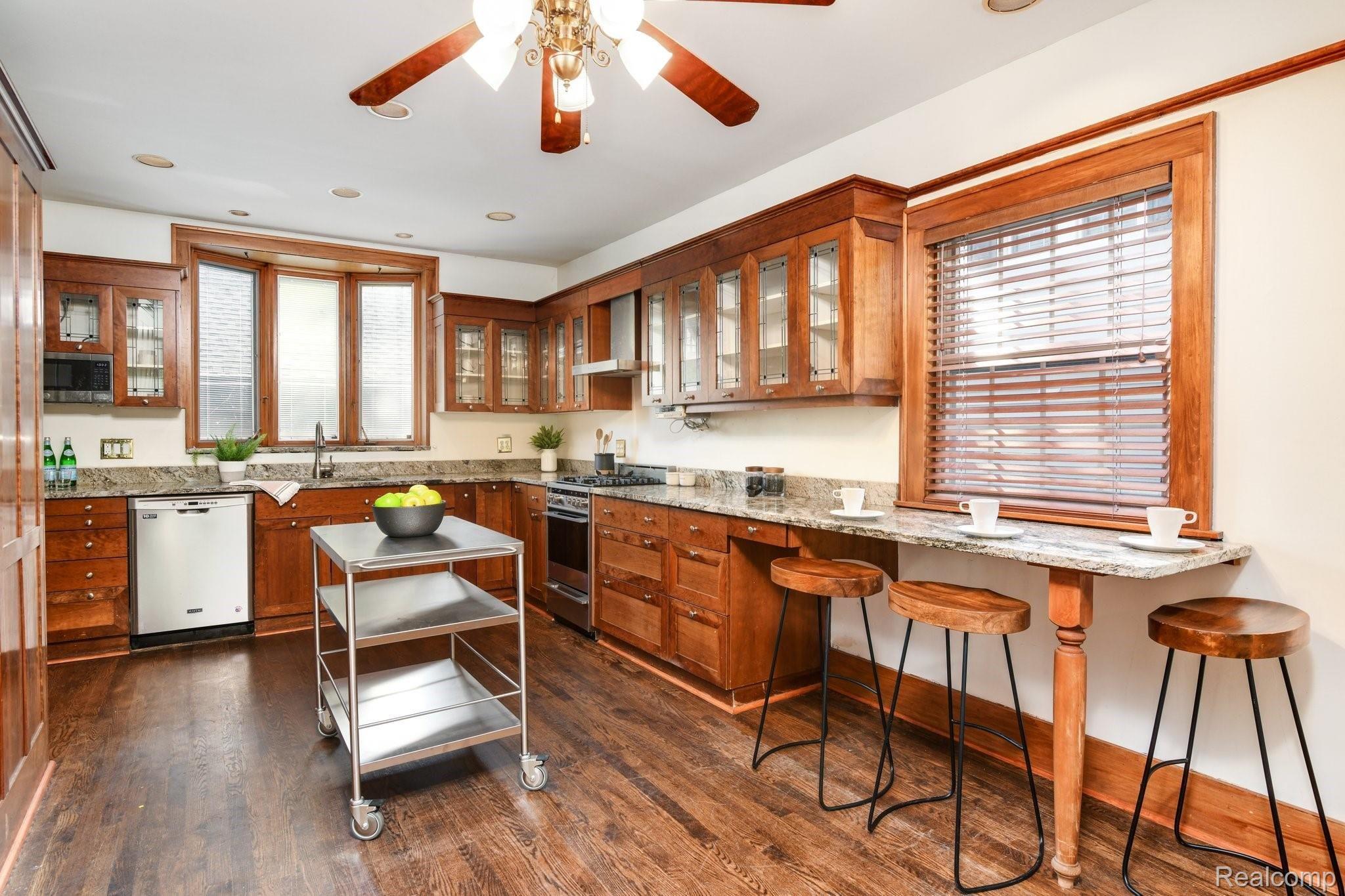 1122 Bishop Road Grosse Pointe, MI 48230 - Photo 11 of 44 Spacious kitchen!