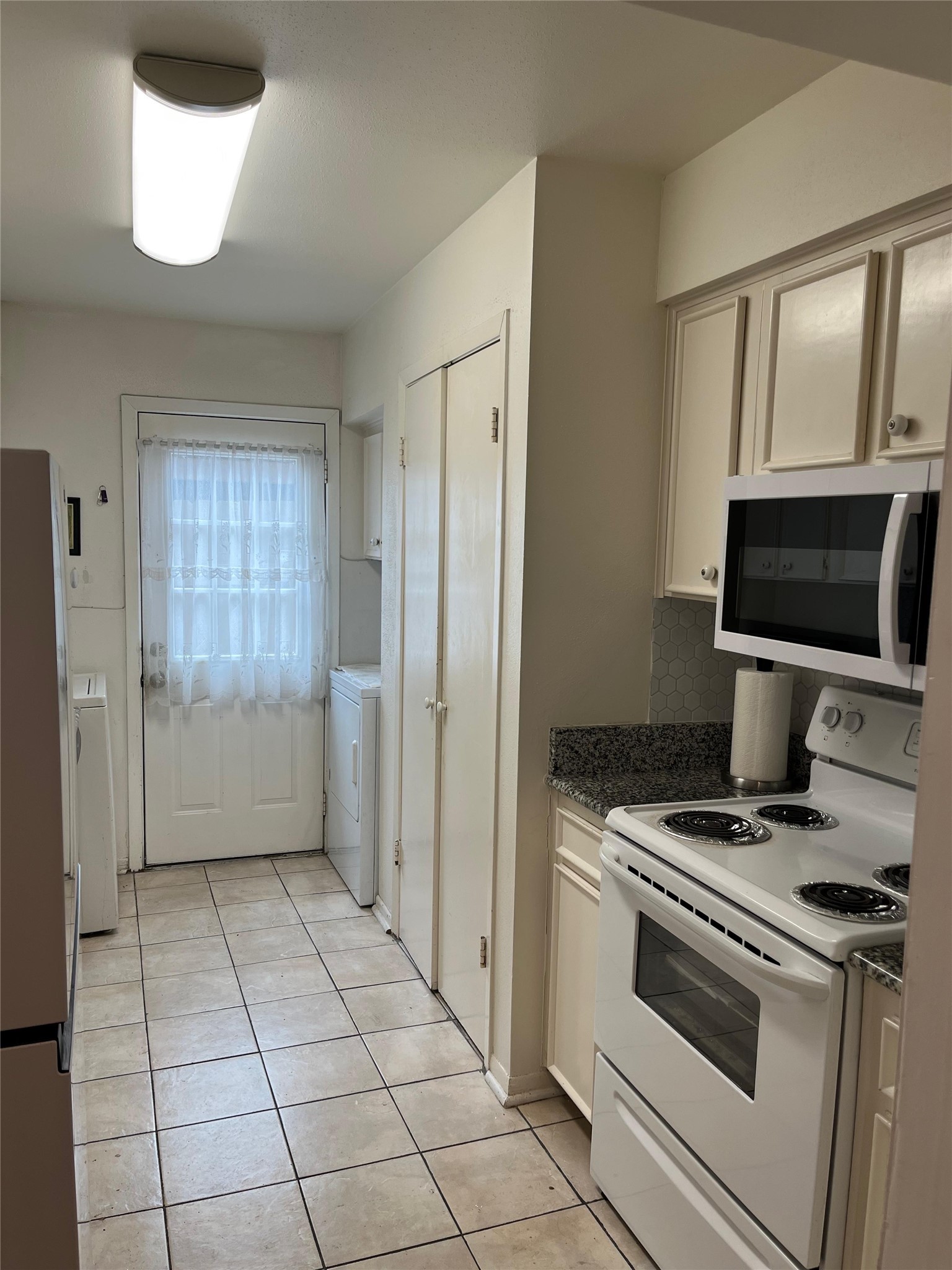 515 Tallowood Road, Unit 55 Houston, TX 77024 - Photo 10 of 18 a kitchen with a stove and a microwave