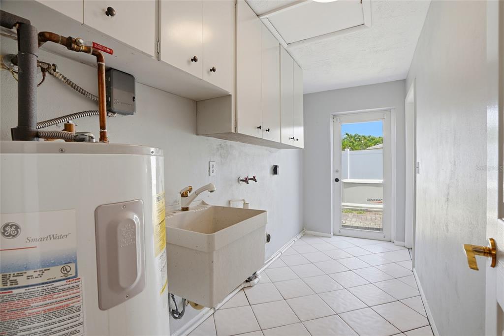 9760 136th Street Seminole, FL 33776 - Photo 28 of 41 a bathroom with a sink a toilet and bathtub