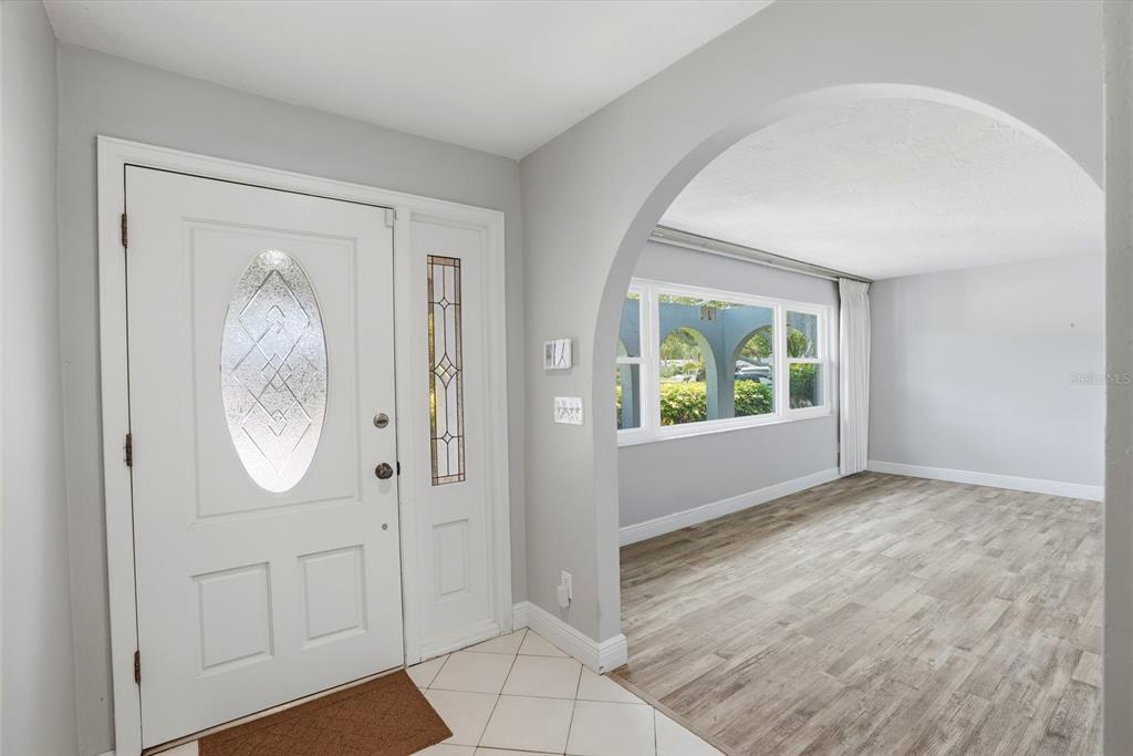 9760 136th Street Seminole, FL 33776 - Photo 10 of 41 an empty room with mirror and a window