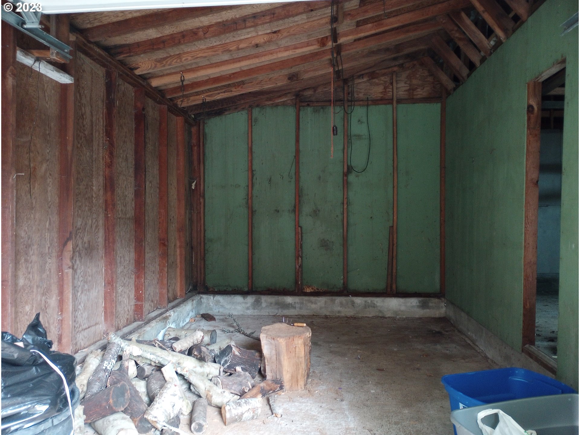 16811 Thompson Road Brookings, OR 97415 - Photo 33 of 40 Garage