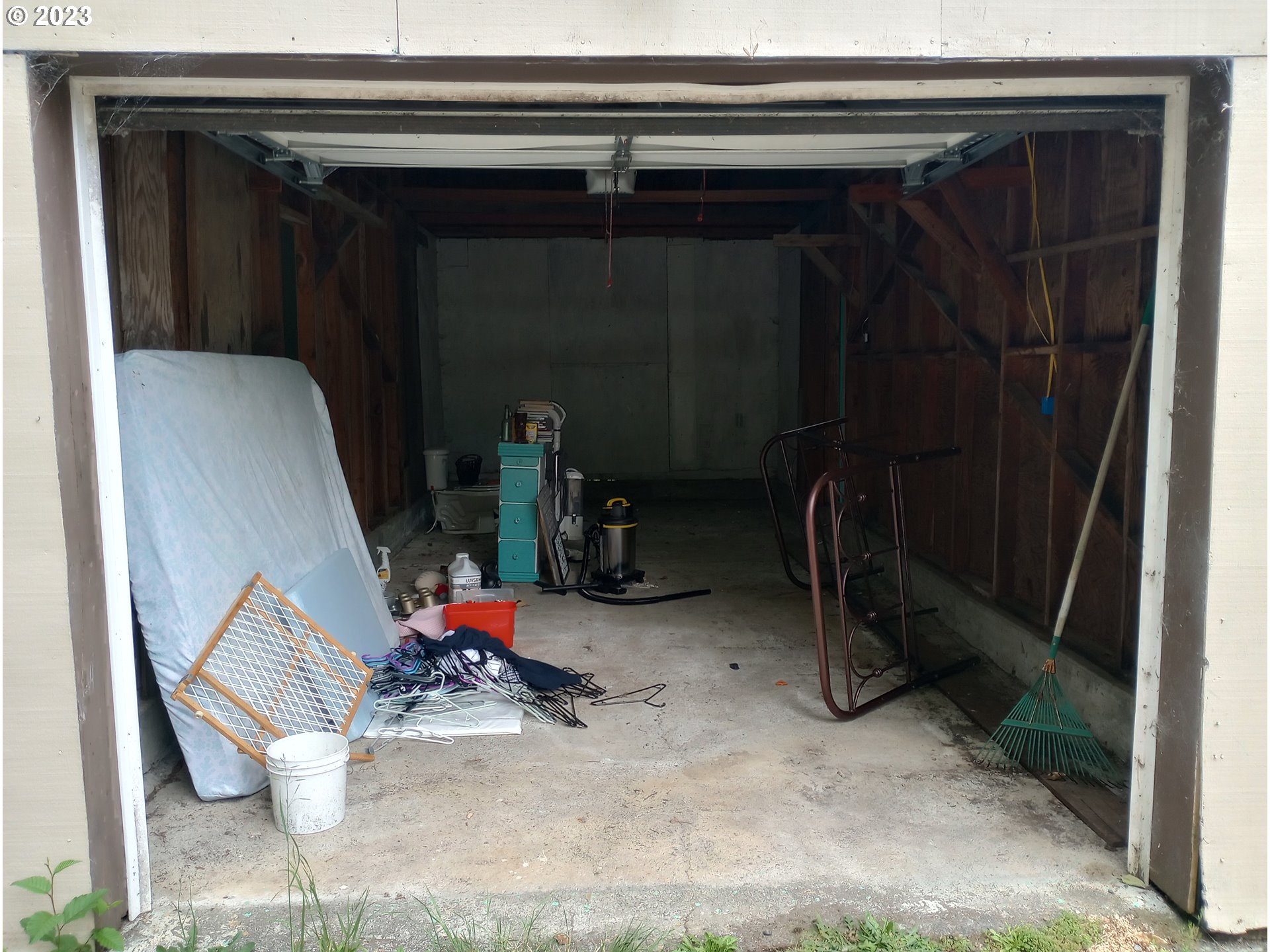 16811 Thompson Road Brookings, OR 97415 - Photo 34 of 40 Garage