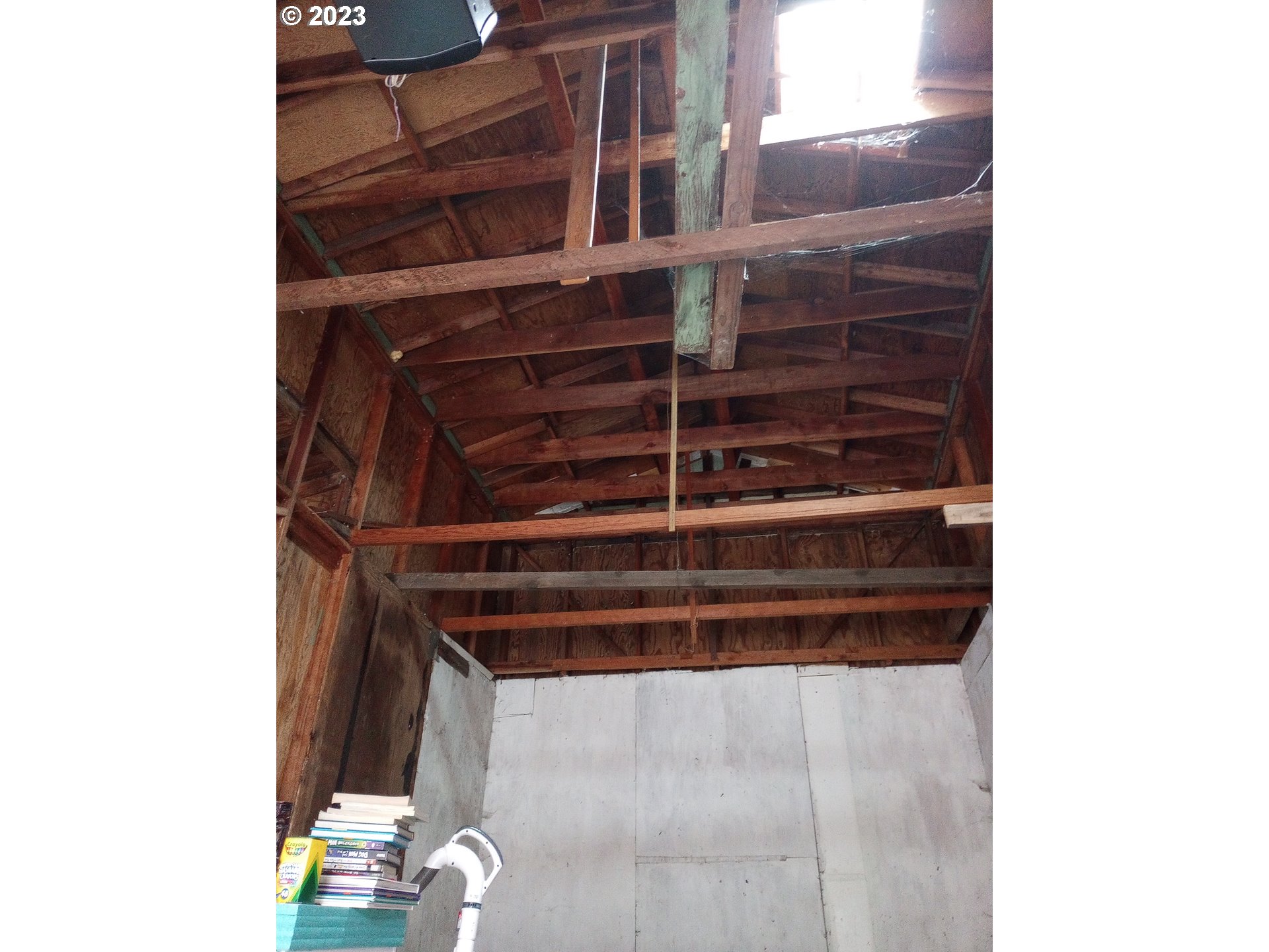 16811 Thompson Road Brookings, OR 97415 - Photo 36 of 40 Garage