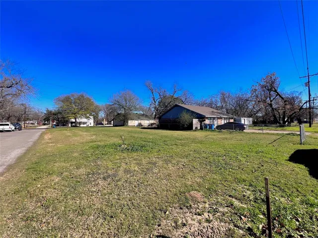 a view of yard with tree s