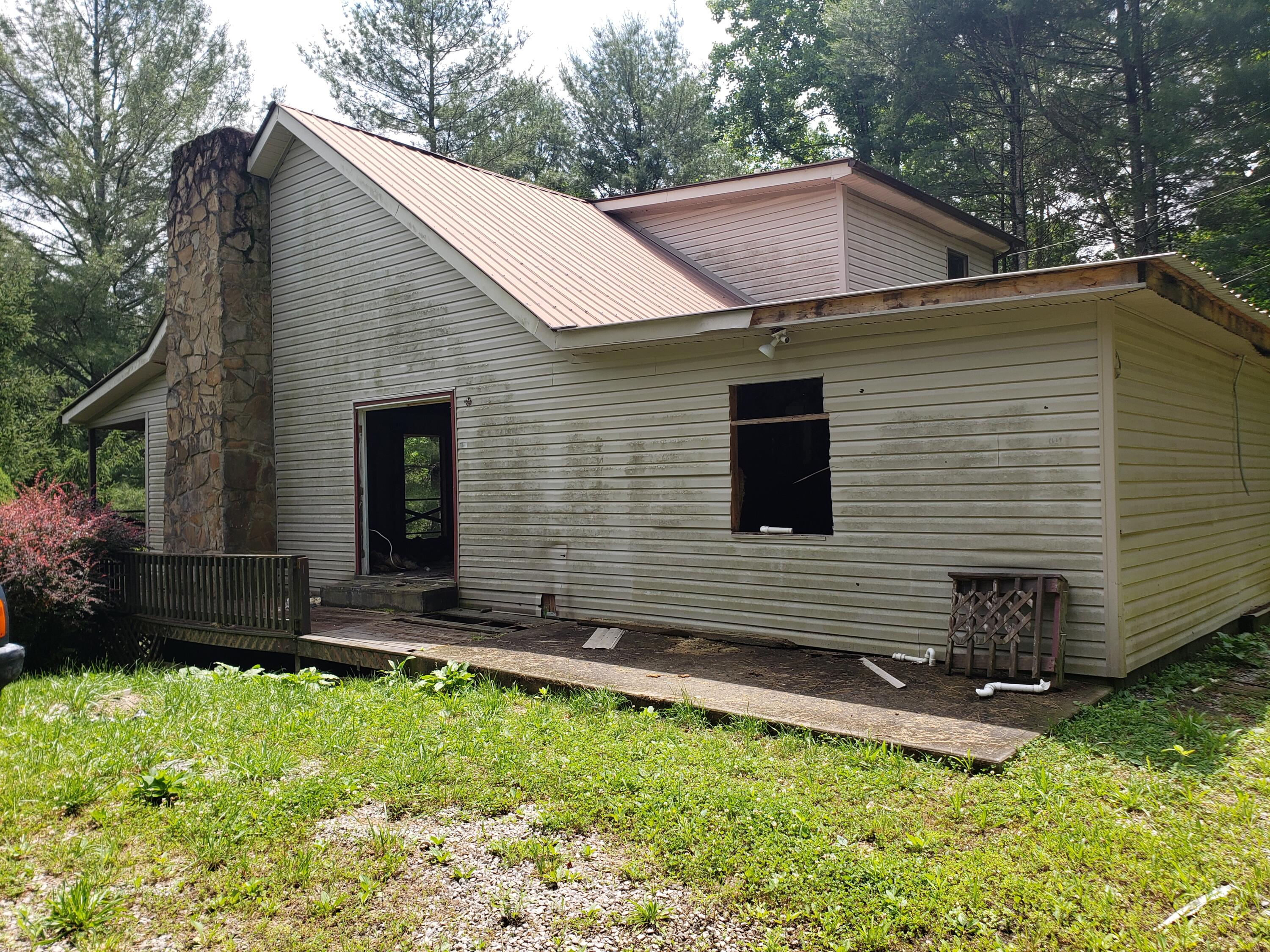 1669 Teges Creek Road Manchester, KY 40962 - Photo 2 of 2 Side view
