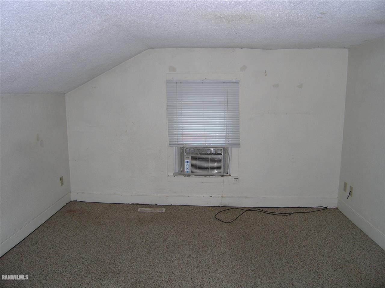 313 South Bench Street Galena, IL 61036 - Photo 17 of 19 an empty room with a window