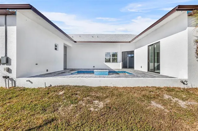 a view of a house with a backyard