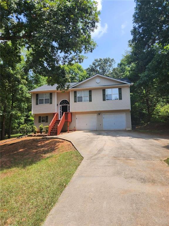 a view of a house with backyard and trees