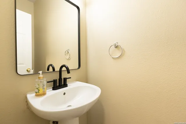 $2,550 | 1534 Crescent Glen, San Antonio, TX 78258