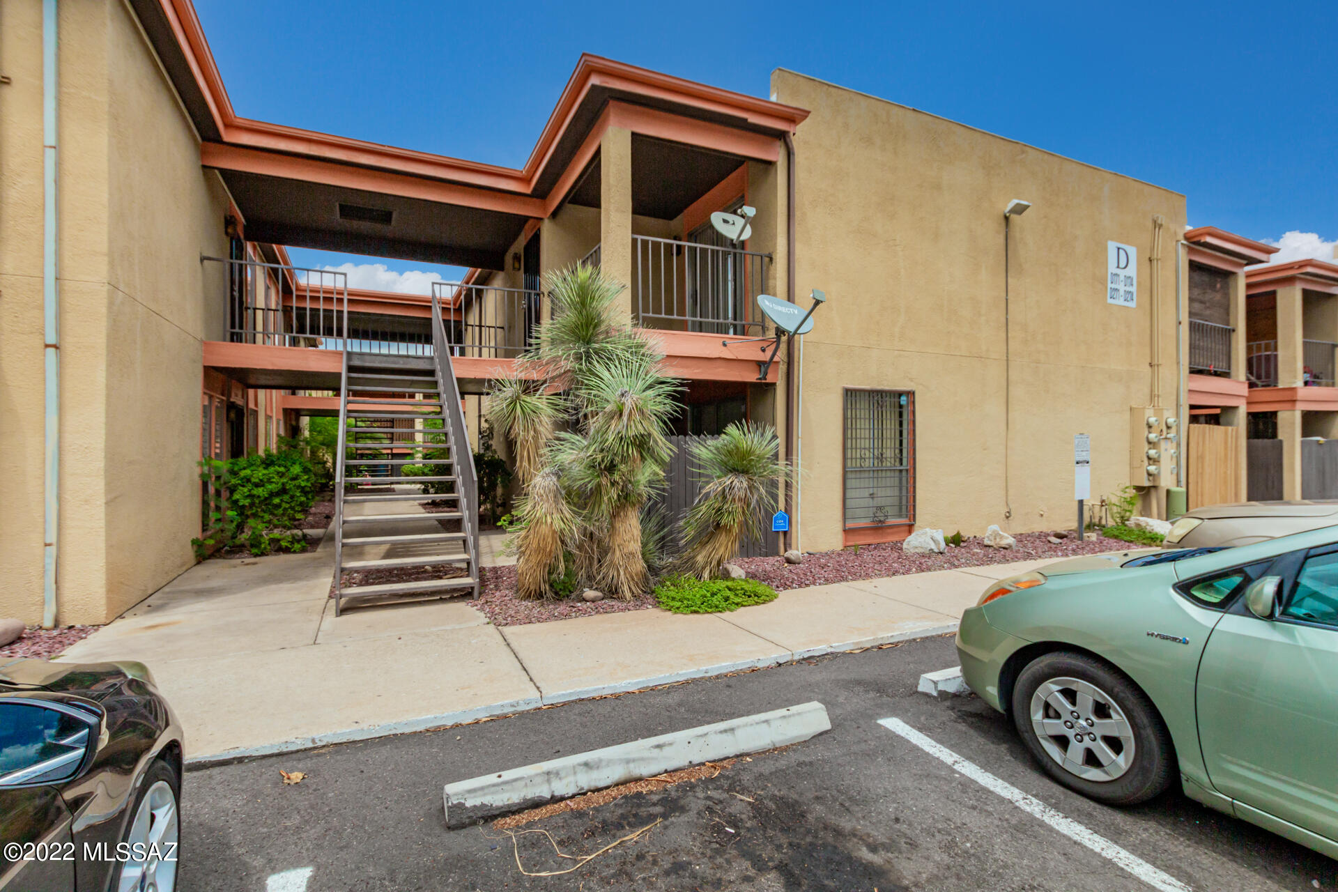1620 North Wilmot Road, Unit D273 Tucson, AZ 85712 - Photo 13 of 15 a front view of a house with garden