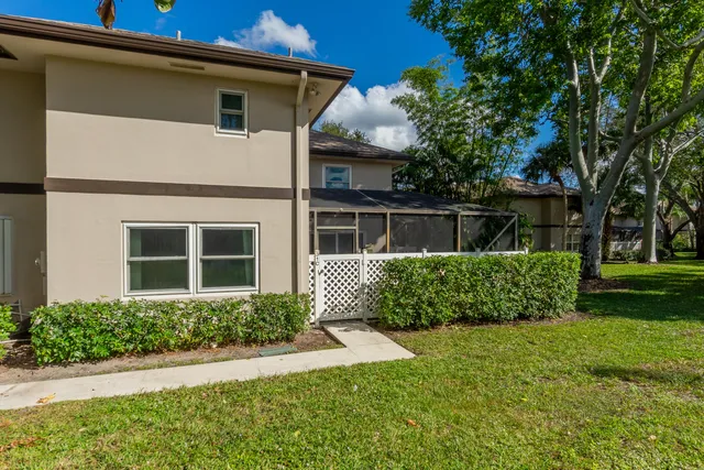 $2,300 | 31 Clinton Court, Unit C, Royal Palm Beach, FL 33411
