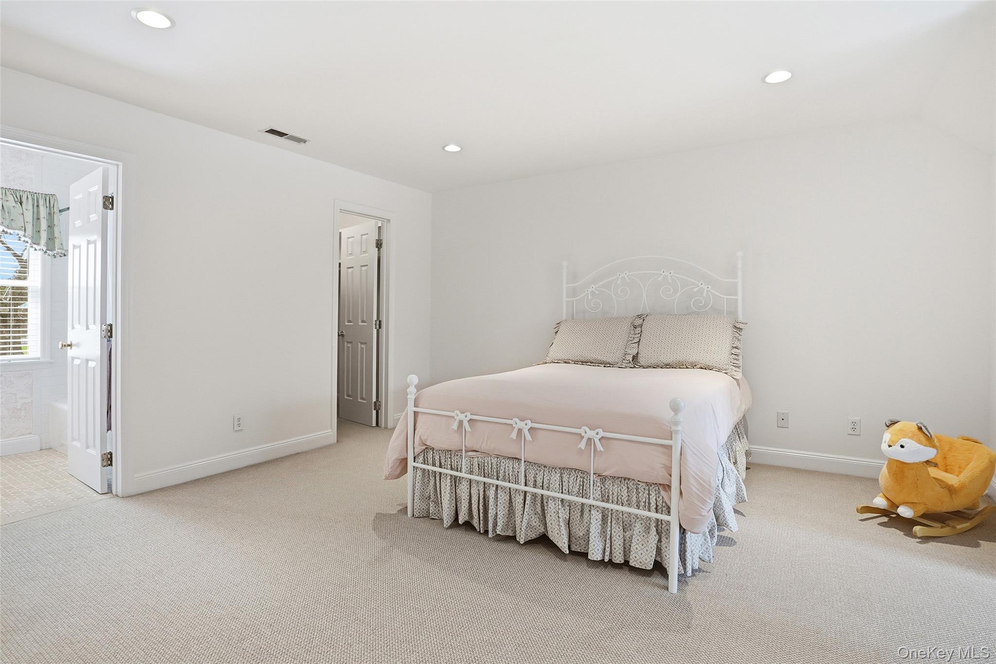 4 Ellis Court Rye, NY 10580 - Photo 25 of 34 Large 2nd Floor Bedroom 4 with WIC and ensuite bath