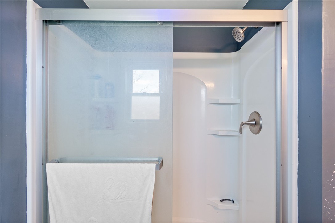 497 Hartnagle Road Arcadia, NY 14513 - Photo 27 of 49 Sparkling tub surround!