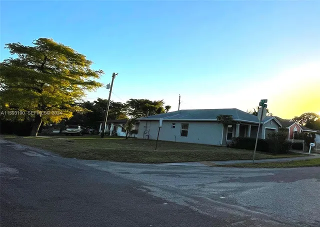 a view of a house with a yard