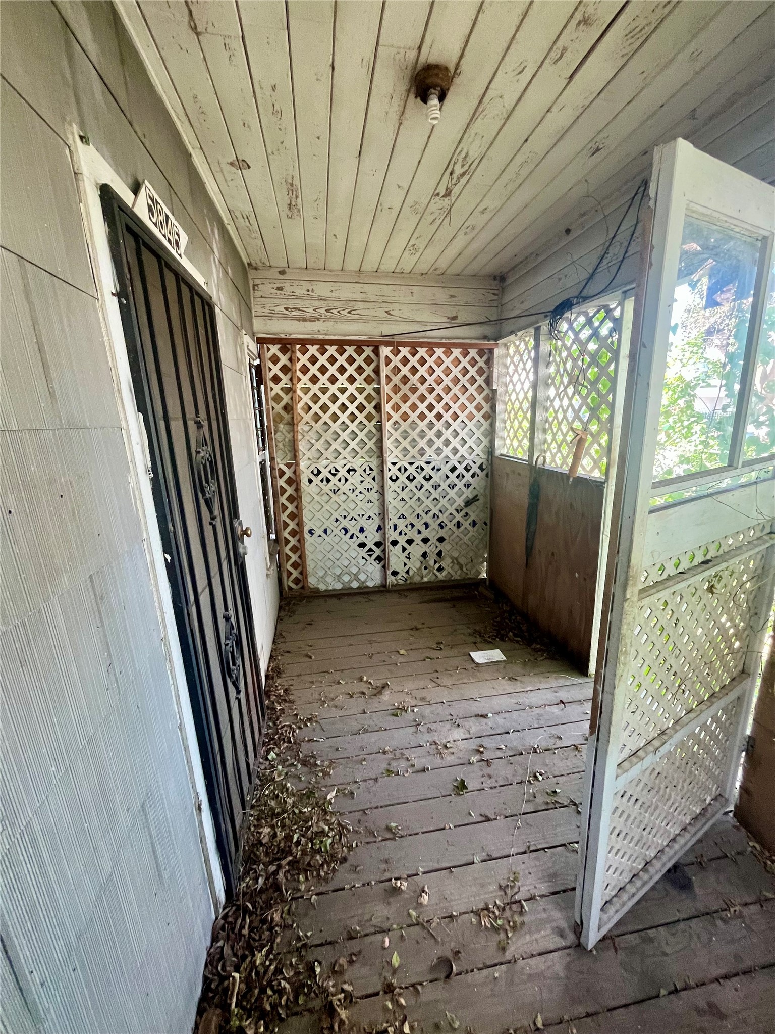 5845 Darling Street Houston, TX 77007 - Photo 12 of 27 a view of a garage