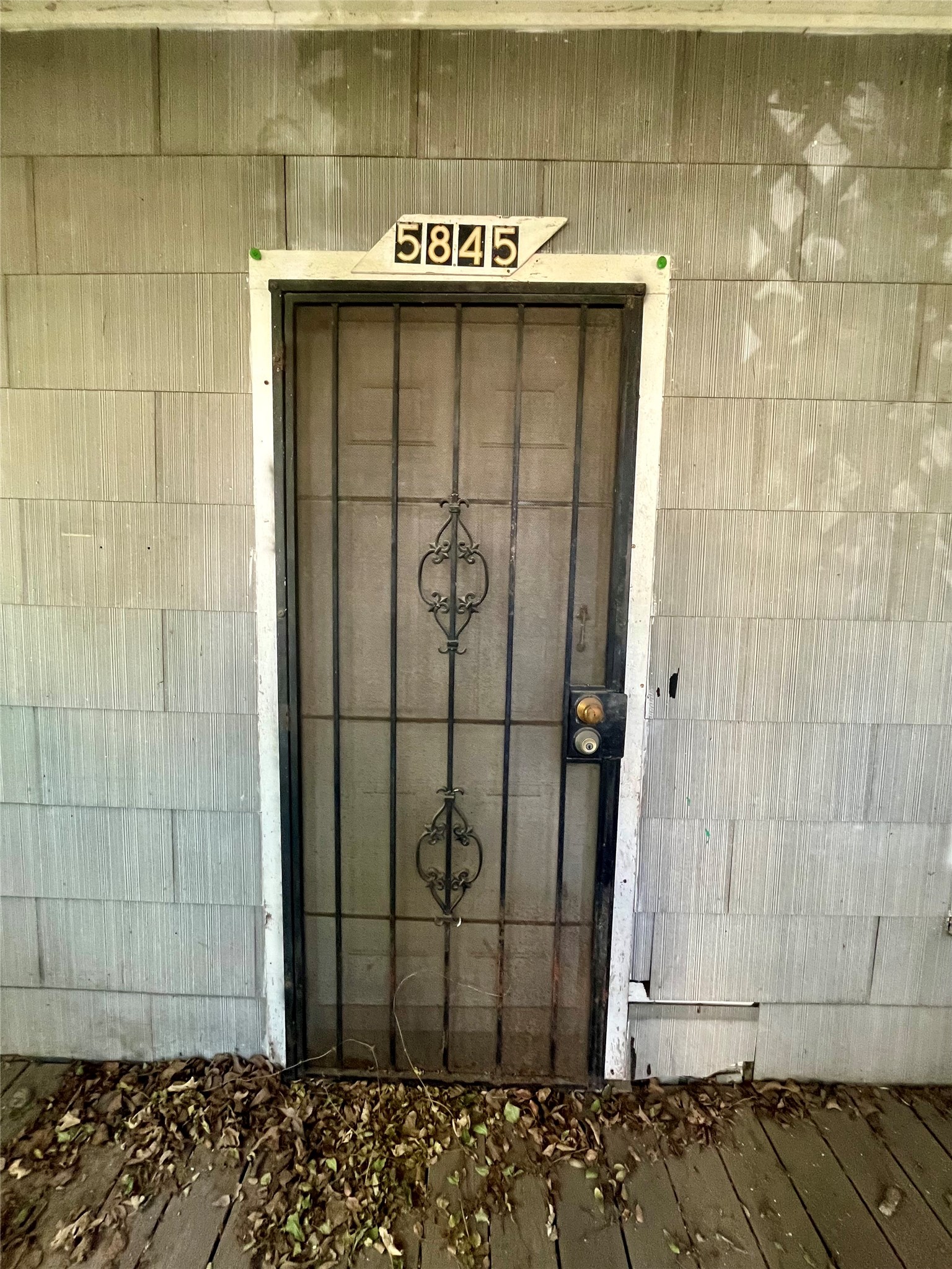 5845 Darling Street Houston, TX 77007 - Photo 13 of 27 a bathroom with a shower